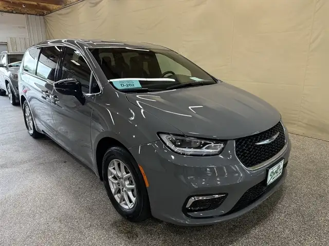 2025 Chrysler Pacifica Select's photo