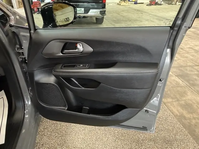 2025 Chrysler Pacifica Select photo 3