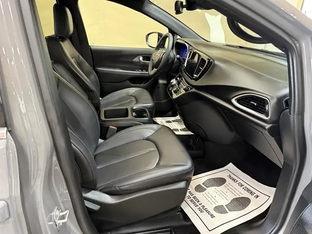 2025 Chrysler Pacifica Select photo 5