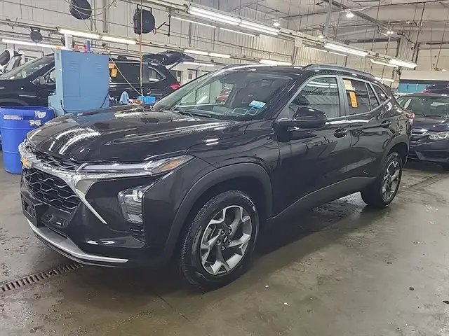 2024 Chevrolet Trax LT photo 1