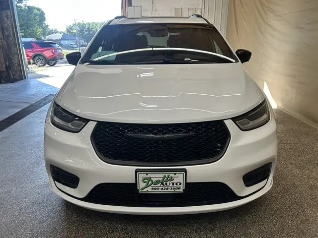 2023 Chrysler Pacifica Limited AWD photo 4