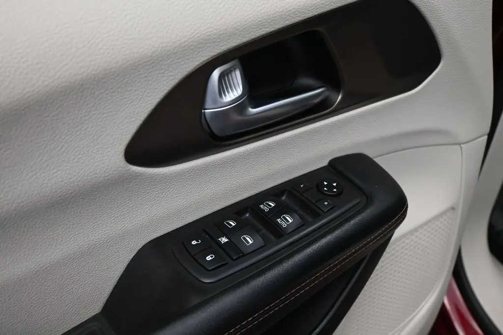 2018 Chrysler Pacifica Touring Plus photo 3