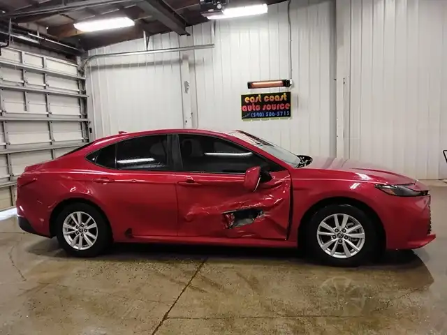 2025 Toyota Camry LE Hybrid's photo