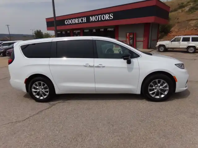 2026 Chrysler Pacifica Limited AWD's photo