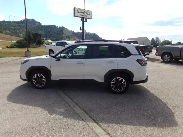 2025 Subaru Forester Premium photo 5