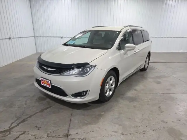 2017 Chrysler Pacifica Touring-L Plus photo 3