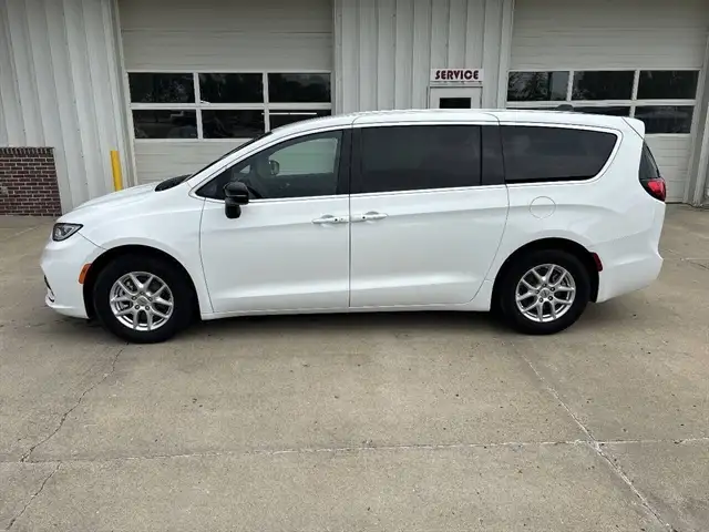 2025 Chrysler Pacifica Select's photo
