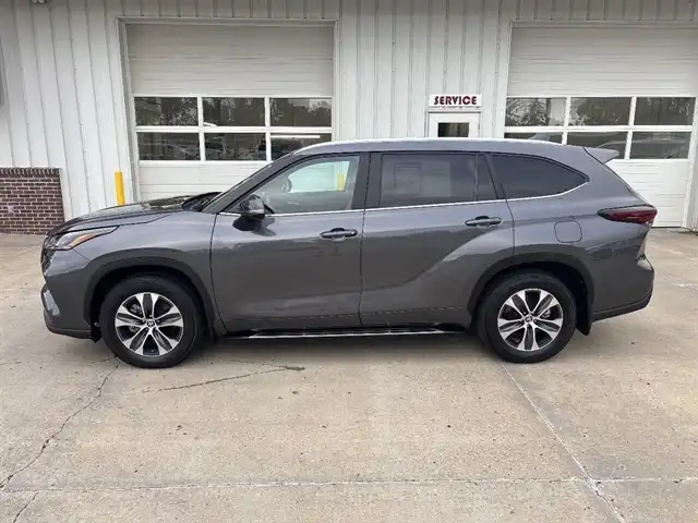 2024 Toyota Highlander XLE AWD's photo