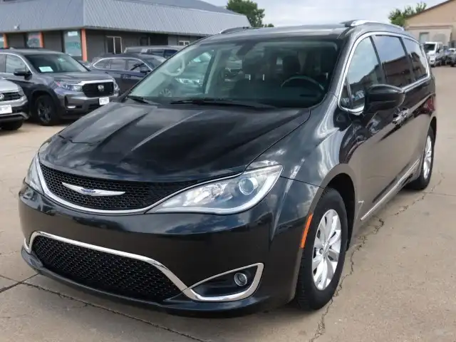 2019 Chrysler Pacifica Touring L's photo