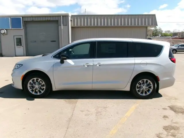 2026 Chrysler Pacifica Limited AWD photo 3