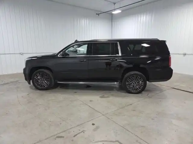 2022 GMC Yukon 4WD AT4's photo