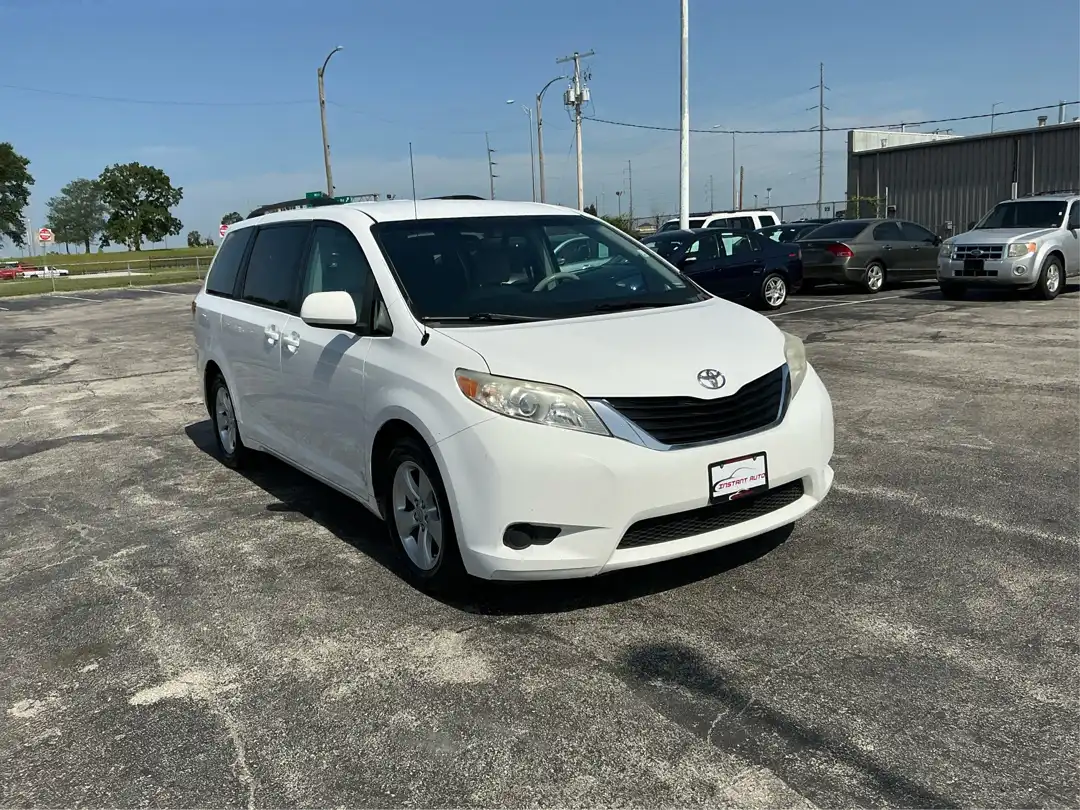 2013 Toyota Sienna LE V6 7-Passenger Access Seat's photo