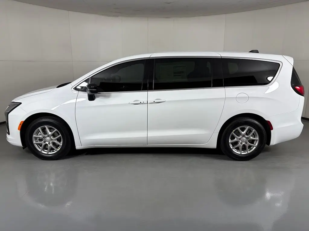 2027 Chrysler Pacifica Select photo 5