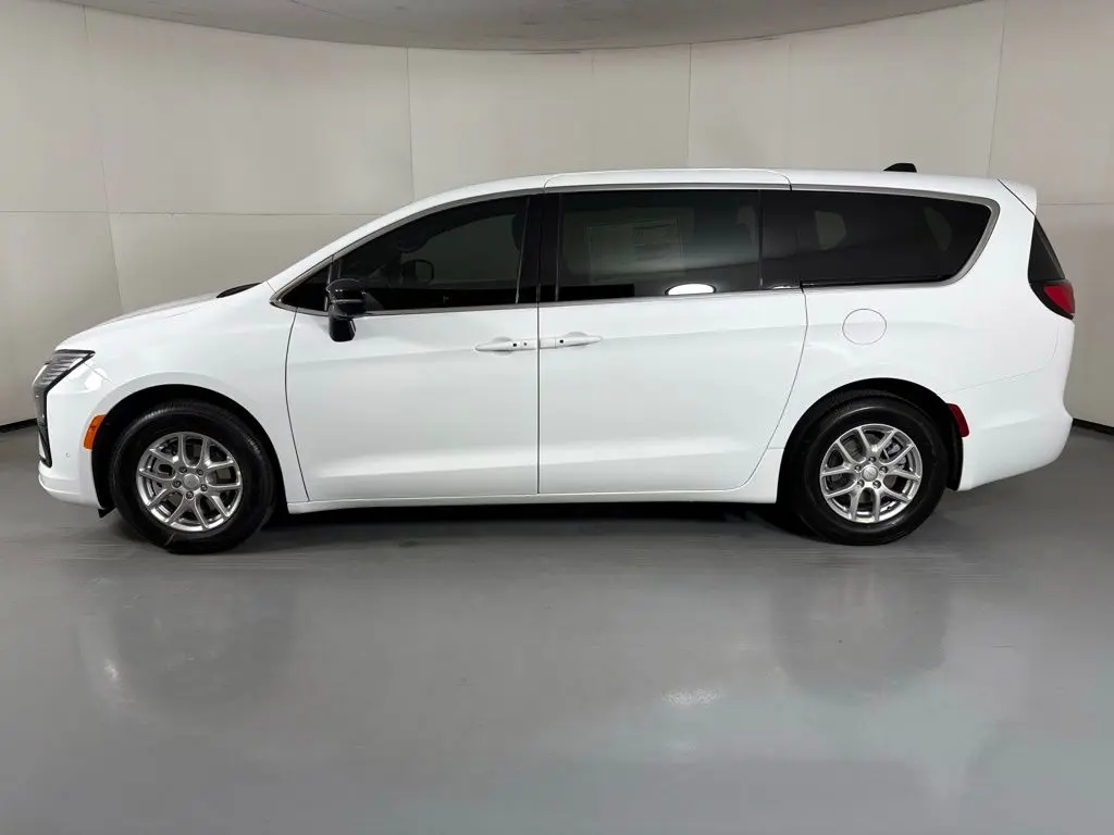 2027 Chrysler Pacifica Select photo 5