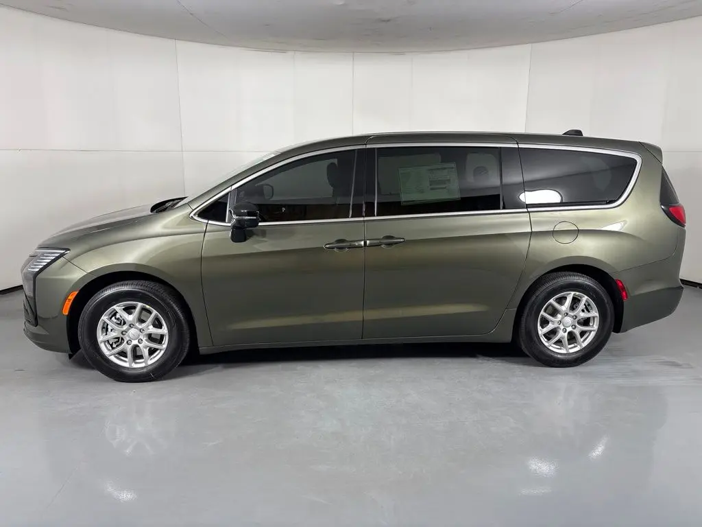 2027 Chrysler Pacifica Select photo 5