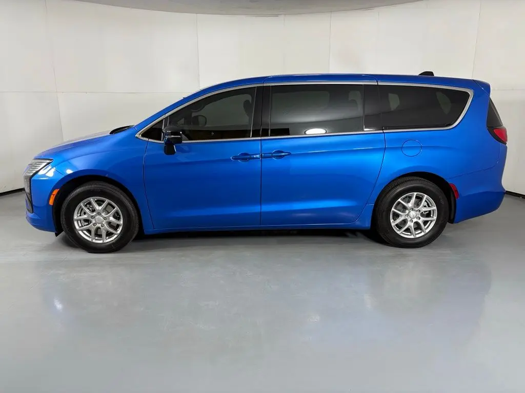 2027 Chrysler Pacifica Select photo 5