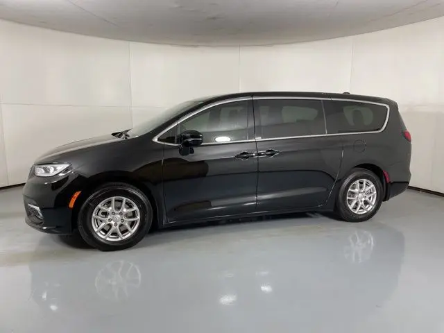2025 Chrysler Pacifica Select photo 5