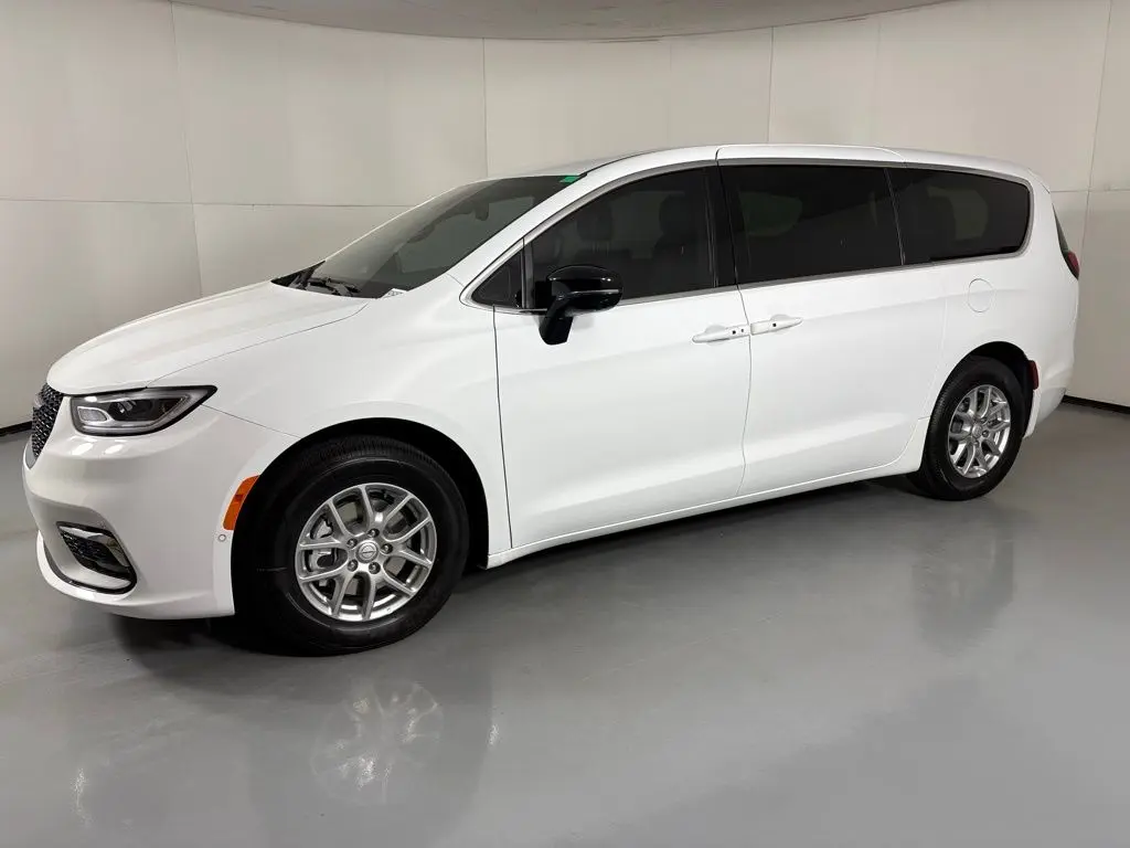 2026 Chrysler Pacifica Select photo 5
