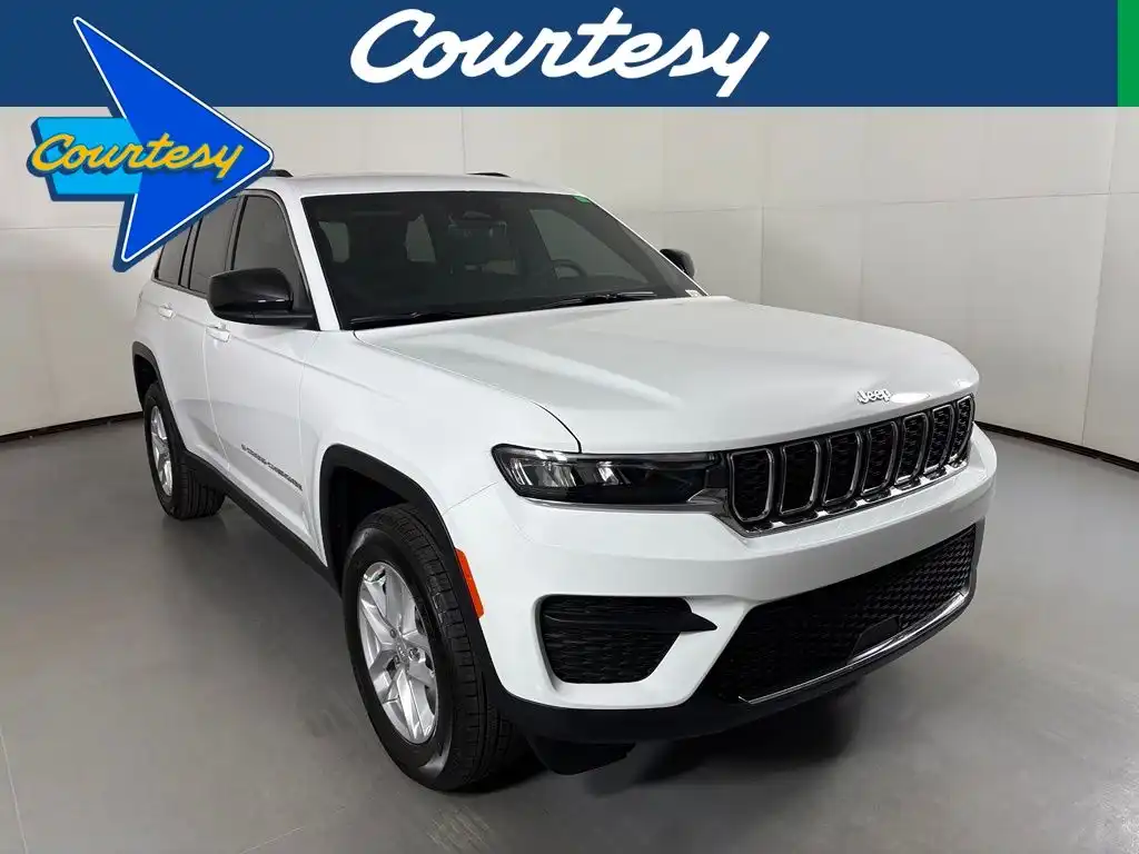 2026 Jeep Grand Cherokee Laredo's photo