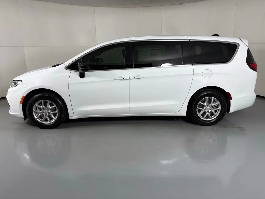 2026 Chrysler Pacifica Select photo 5