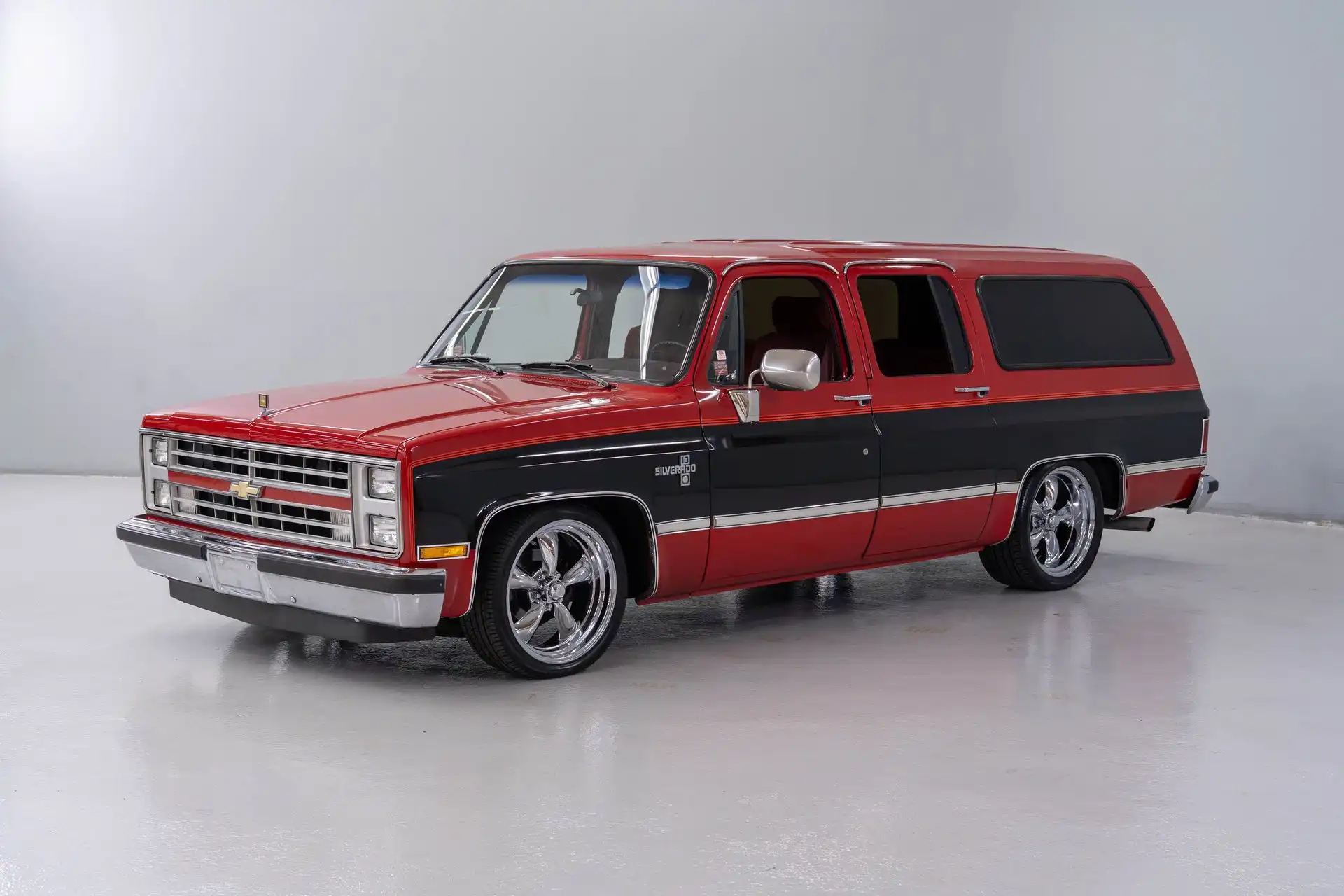 1987 Chevrolet Suburban's photo