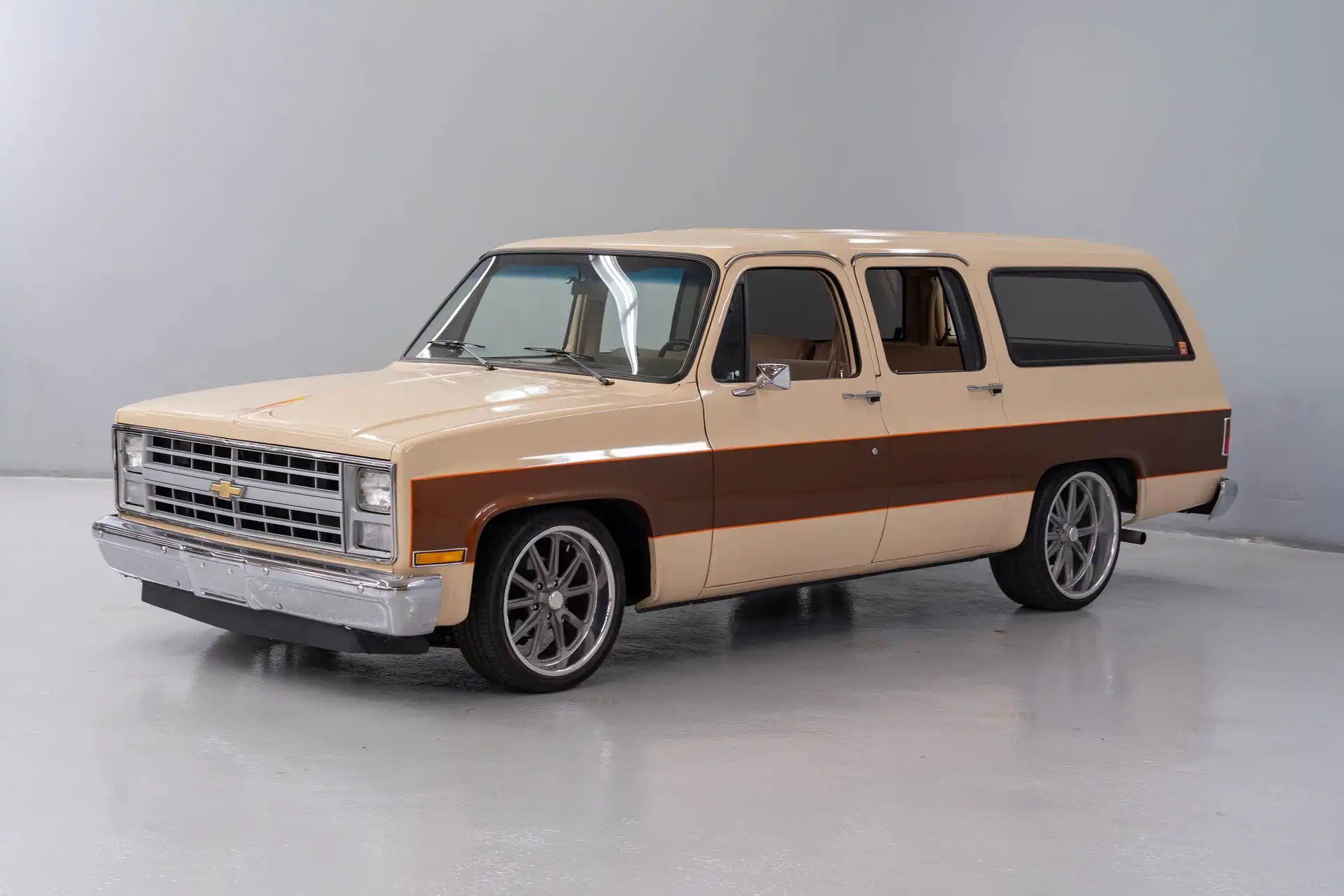 1987 GMC Suburban's photo