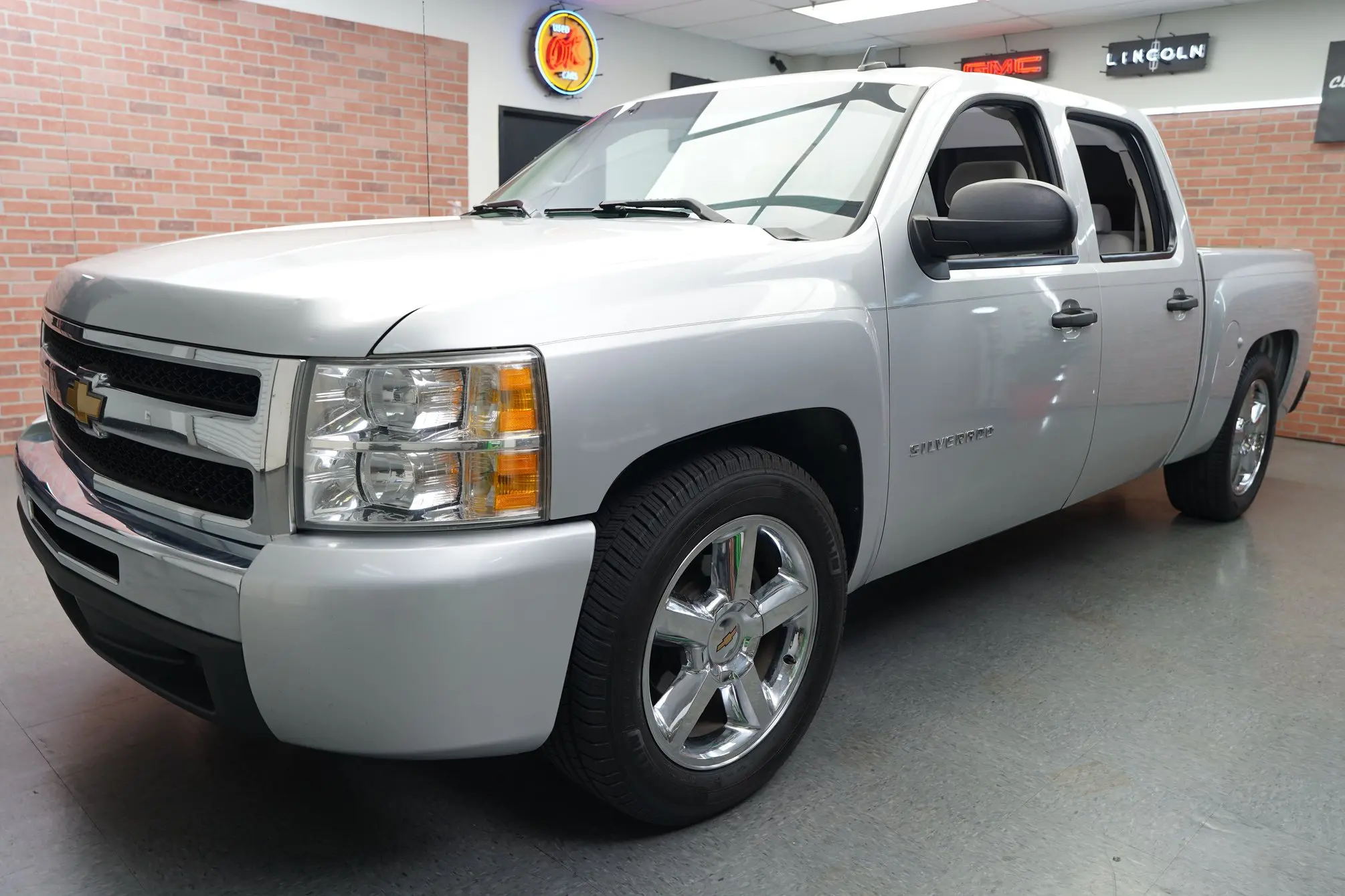 2010 Chevrolet Silverado 1500 LT Crew Cab photo 3