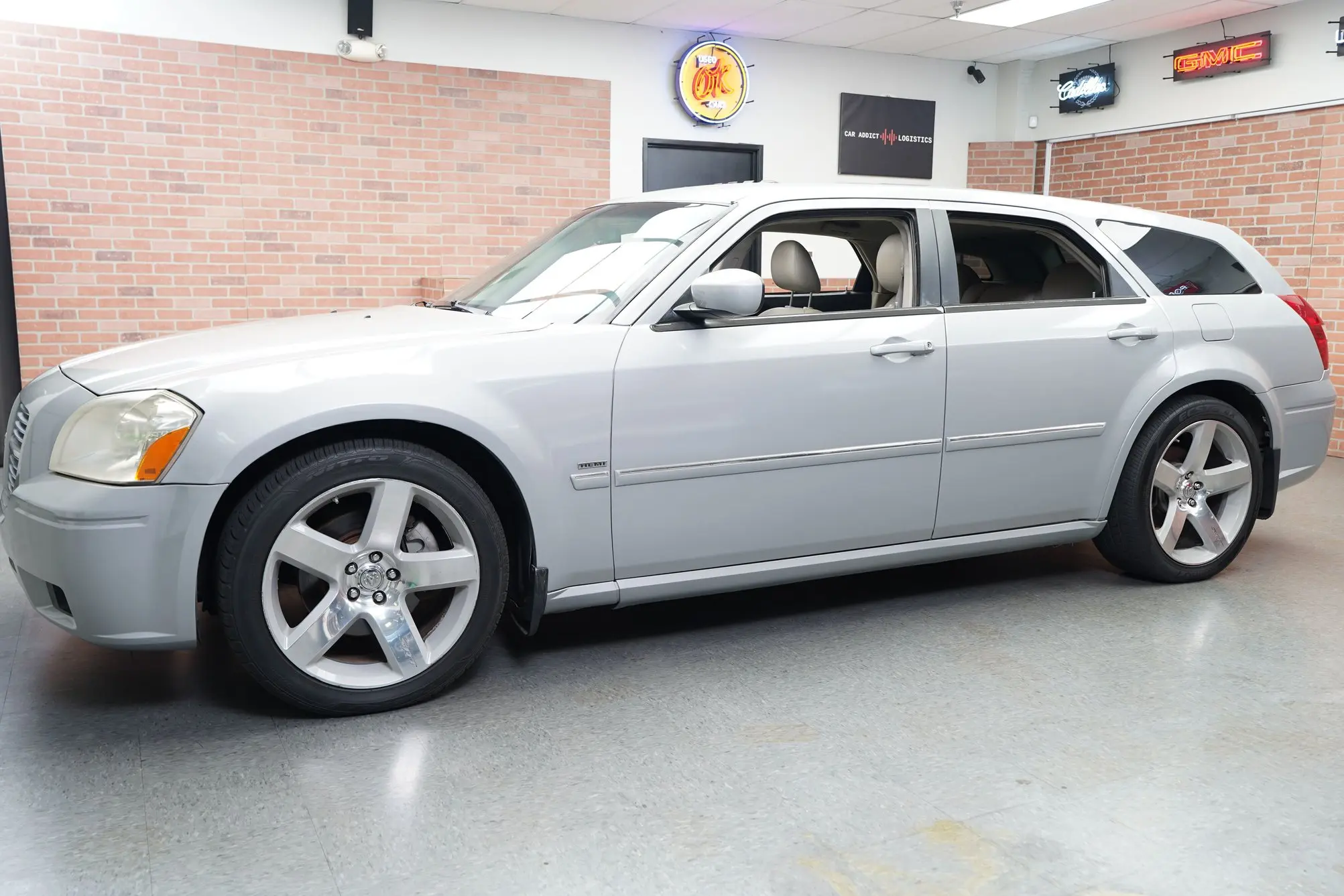 2005 Dodge Magnum RT photo 4
