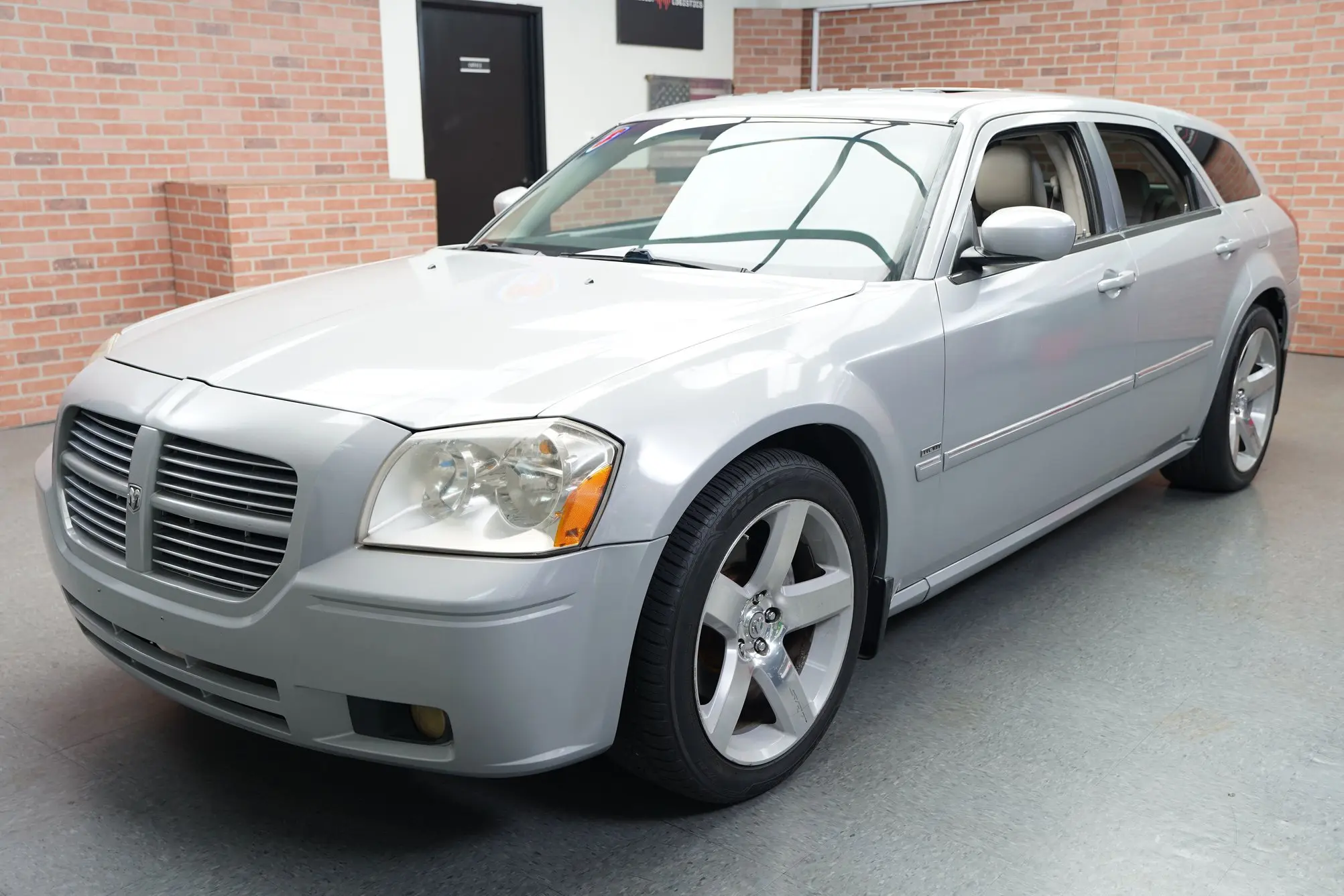 2005 Dodge Magnum RT photo 3