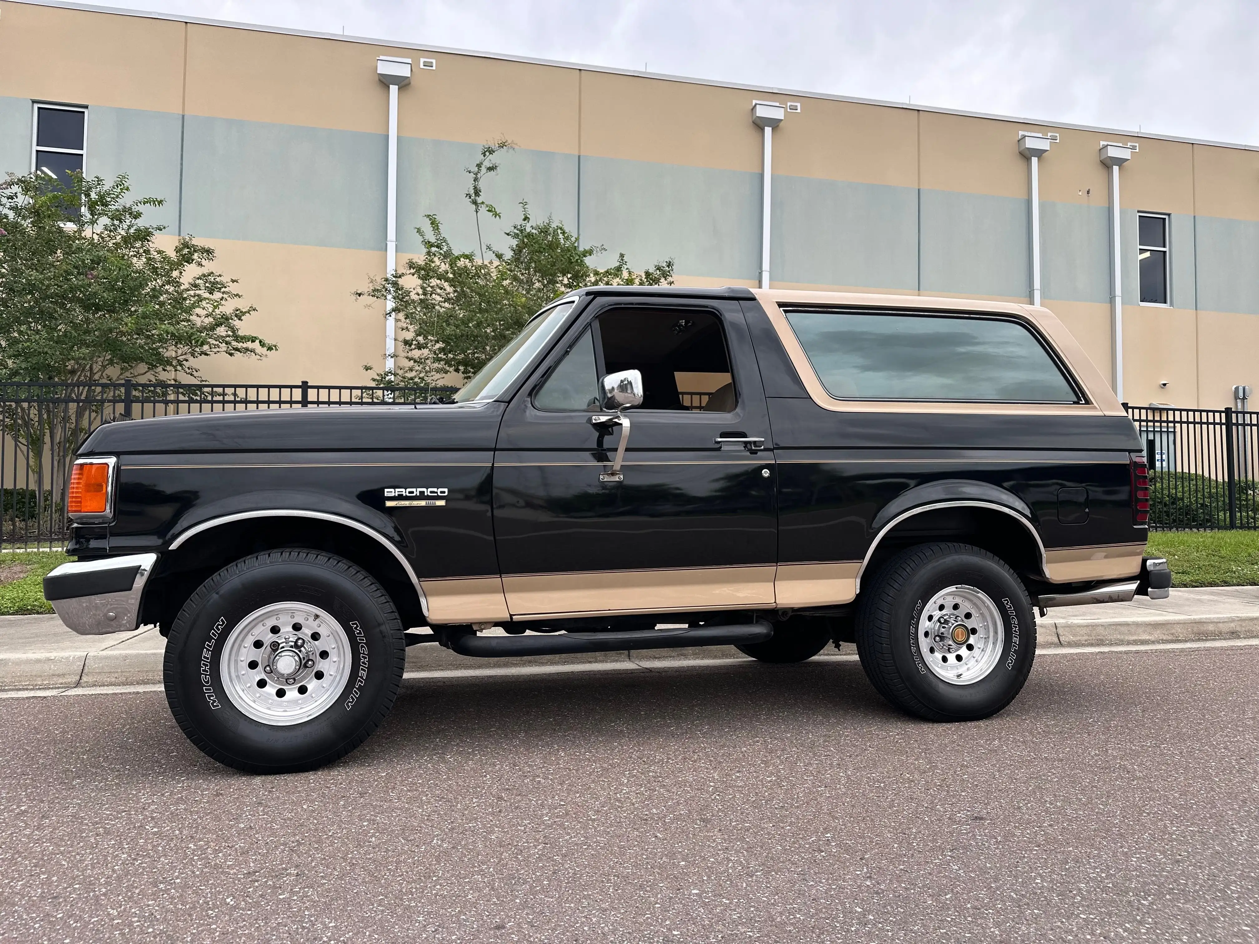 1990 Ford Bronco's photo