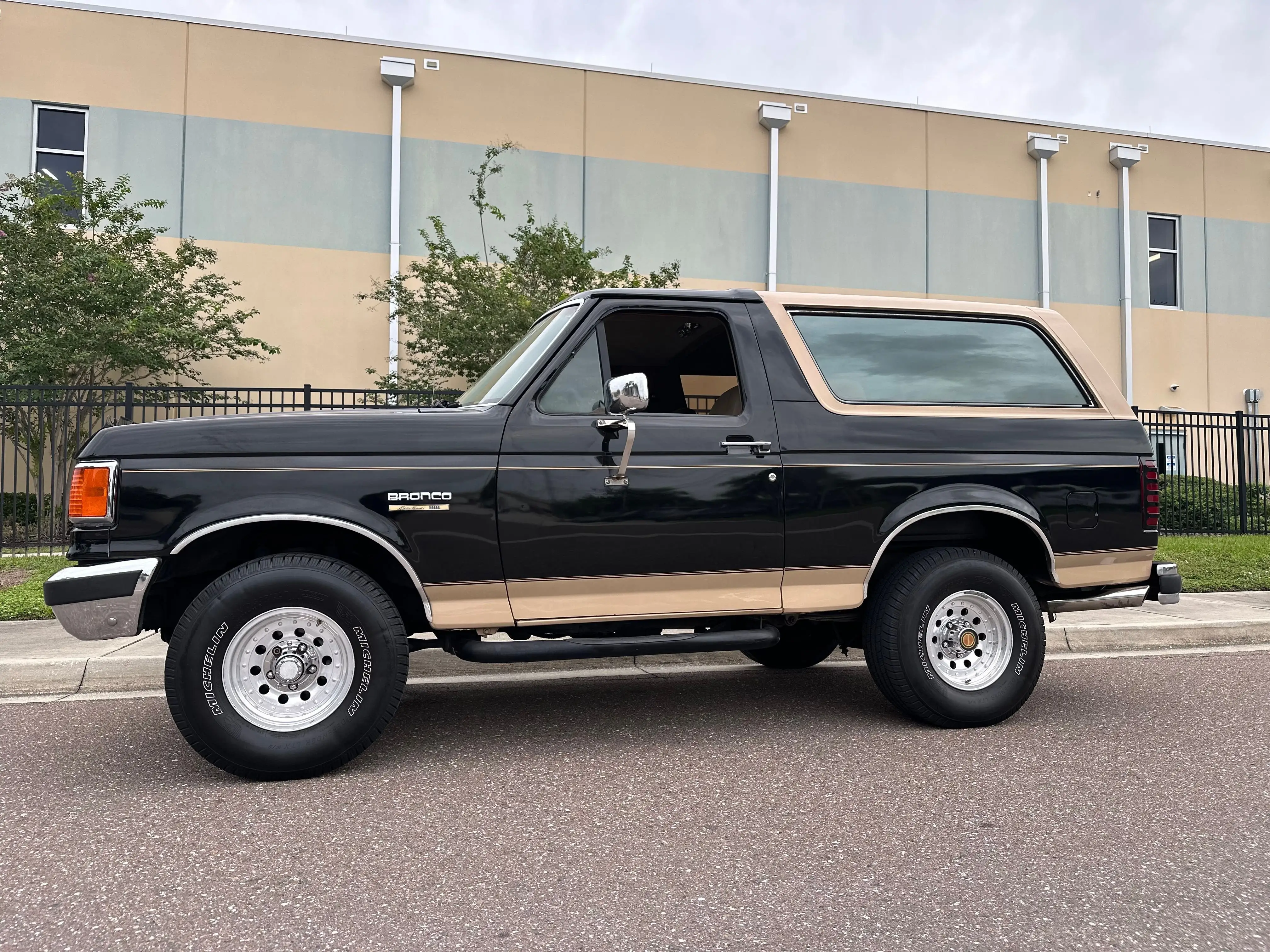 1990 Ford Bronco undefined photo 1