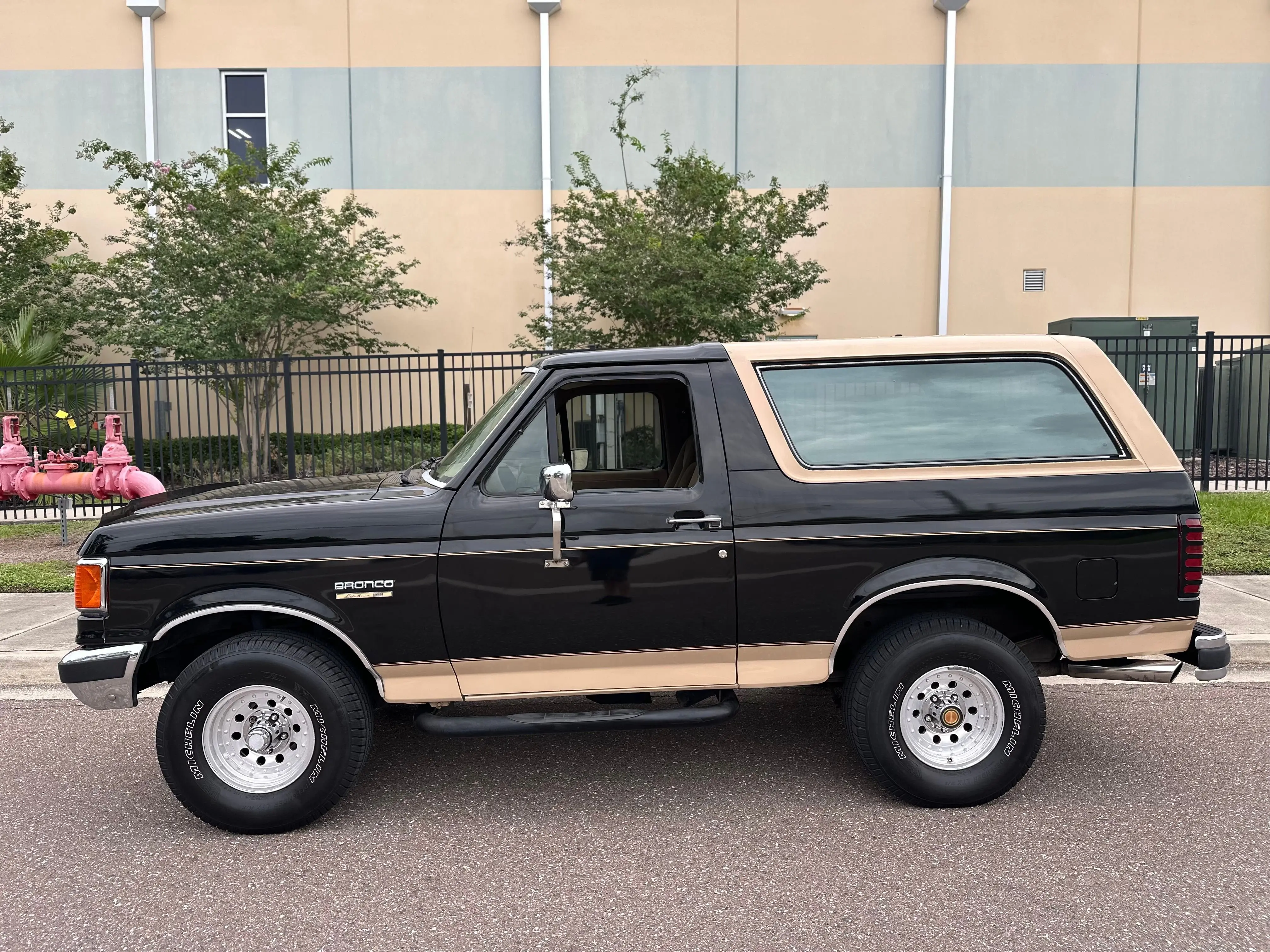 1990 Ford Bronco undefined photo 3