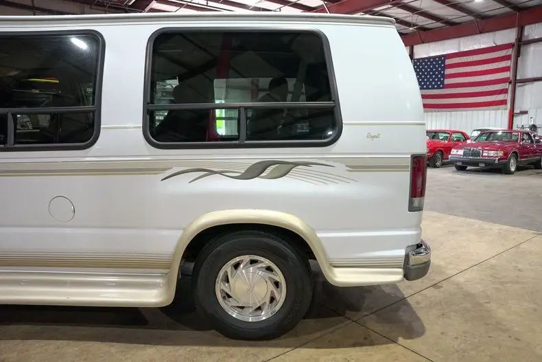 2002 Ford E-Series E-150 Van photo 5