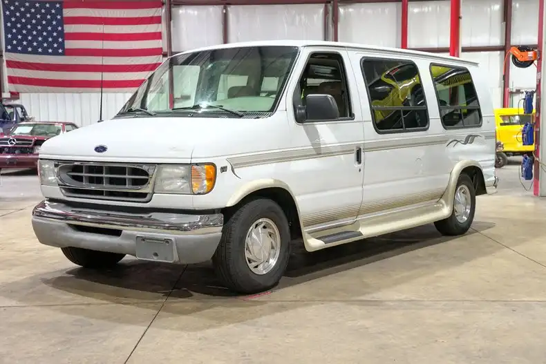 2002 Ford E-Series E-150 Van's photo