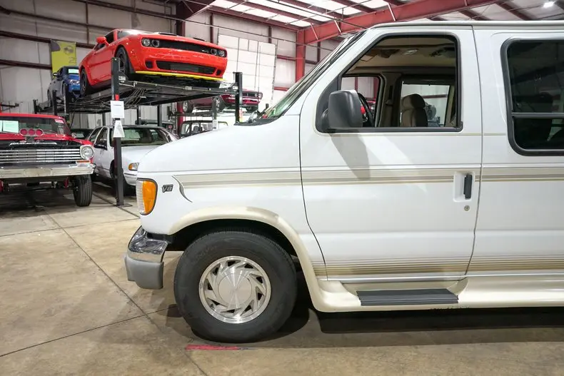 2002 Ford E-Series E-150 Van photo 3
