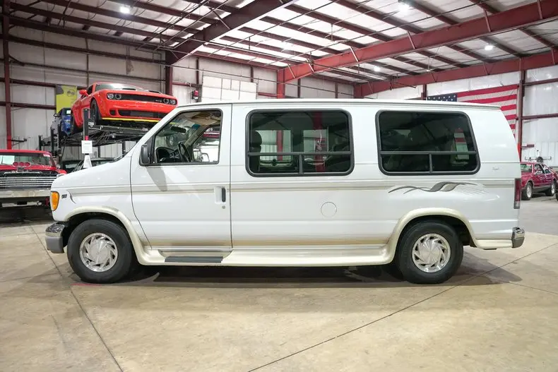 2002 Ford E-Series E-150 Van photo 4