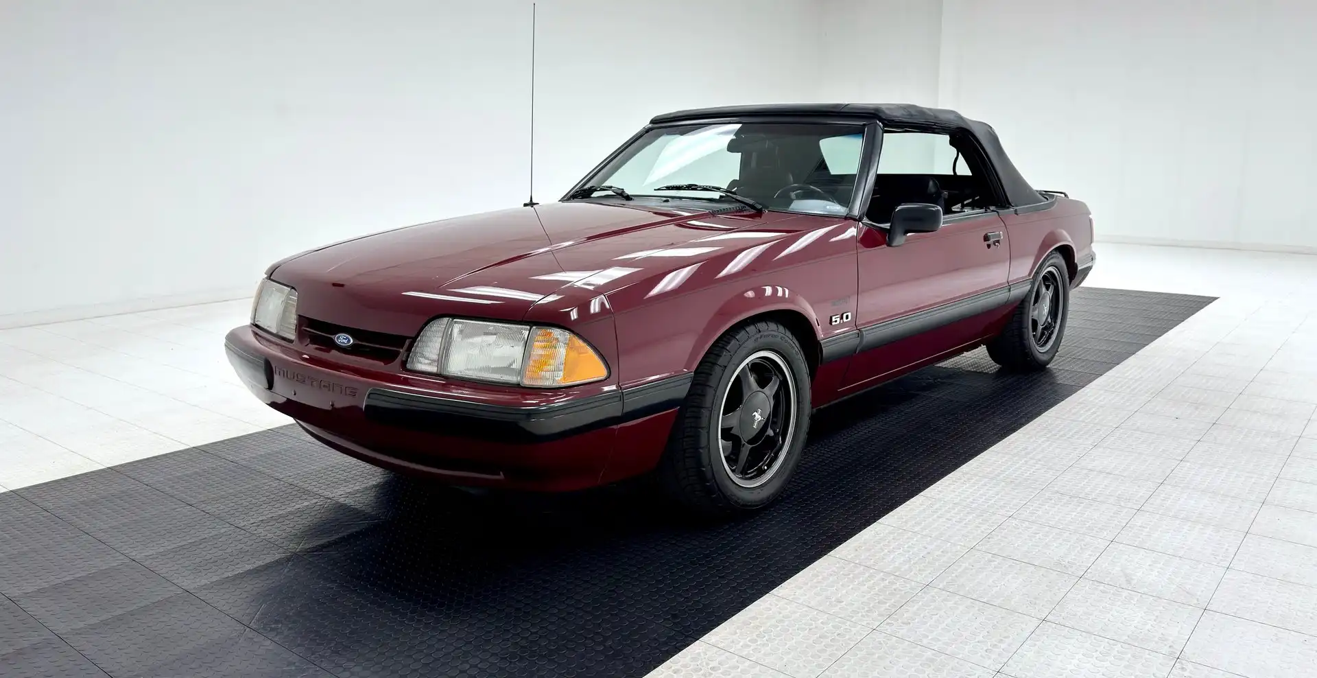 1990 Ford Mustang's photo