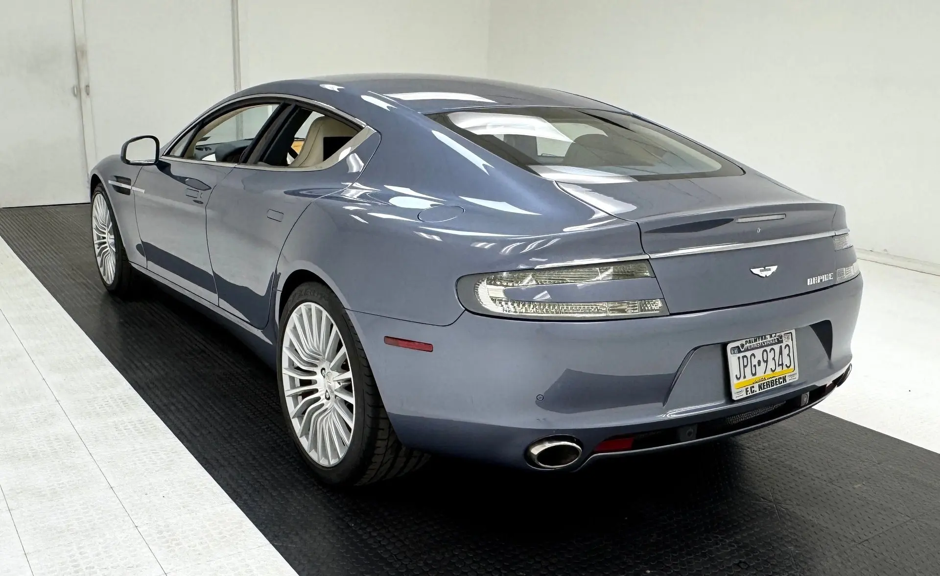 2011 Aston Martin Rapide Luxury photo 3