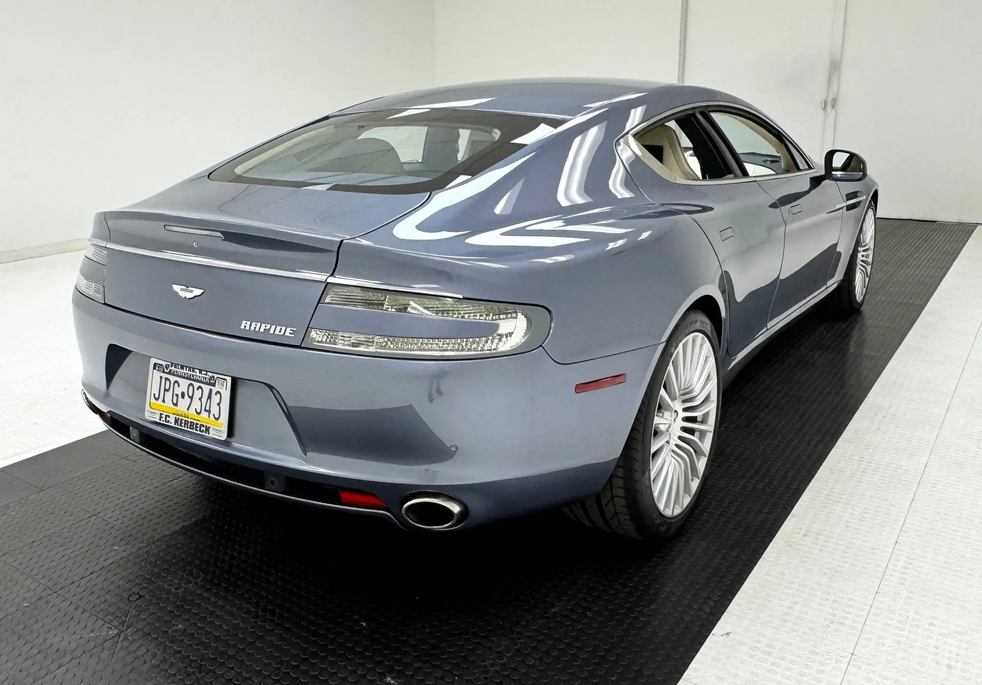 2011 Aston Martin Rapide Luxury photo 5