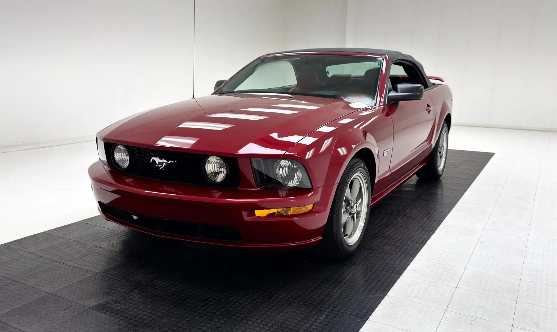 2005 Ford Mustang Deluxe GT's photo