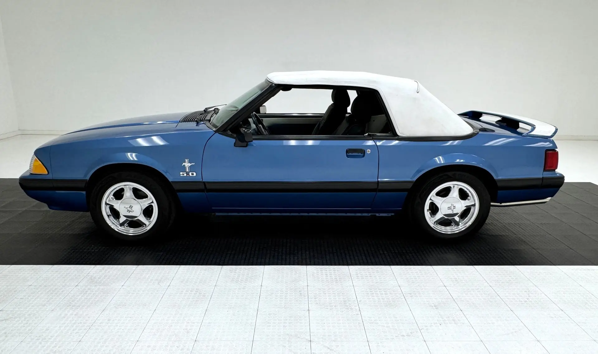 1989 Ford Mustang LX Convertible photo 3