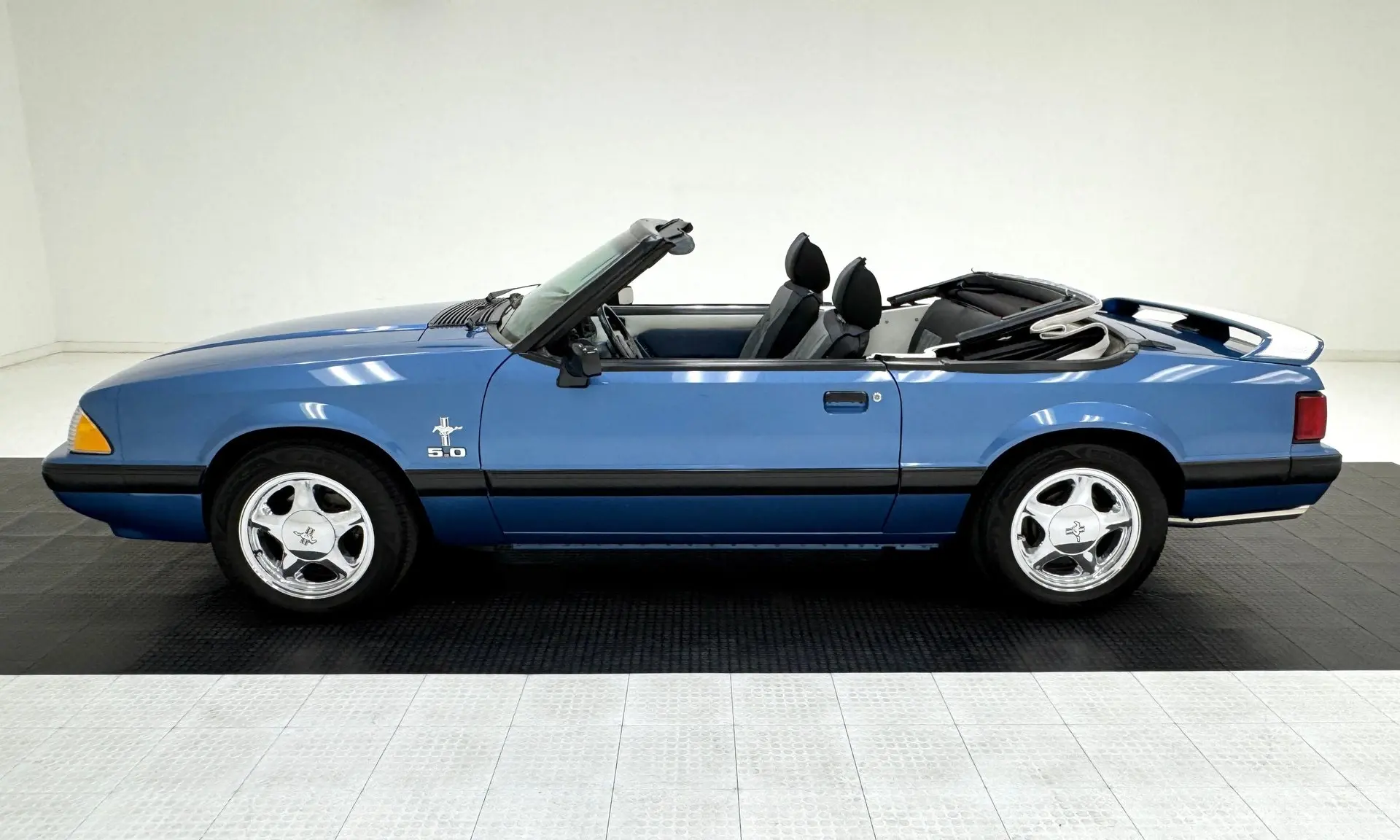 1989 Ford Mustang LX Convertible photo 4