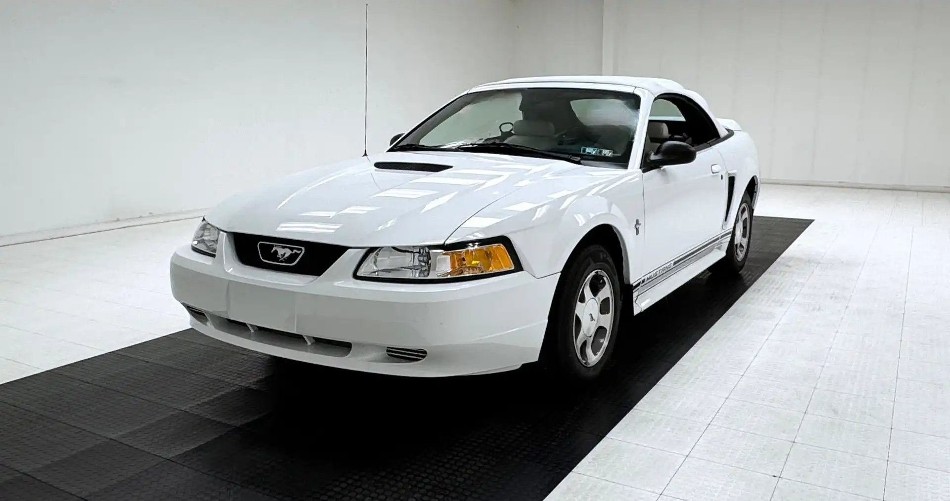 2000 Ford Mustang Base's photo