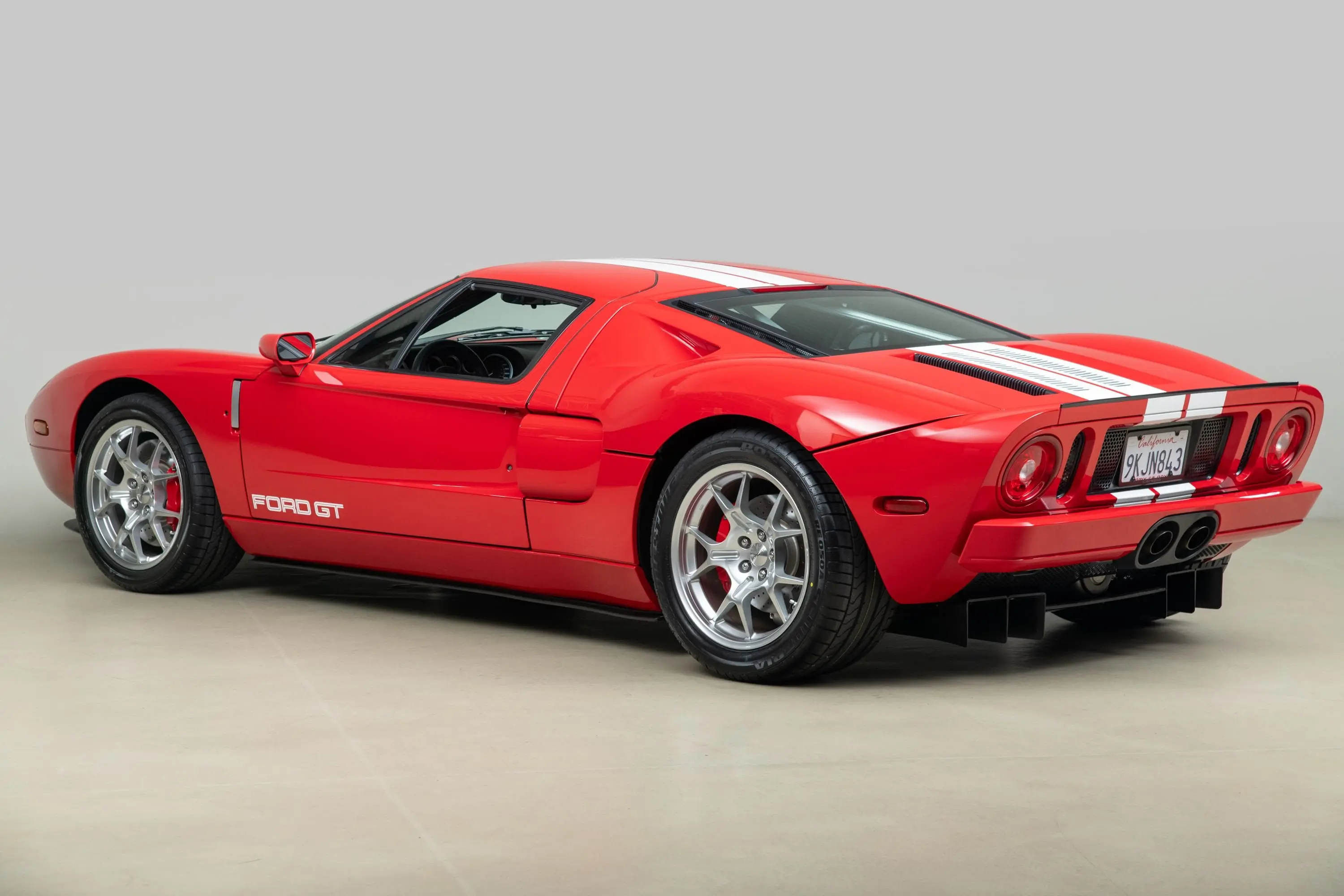 2005 Ford GT Base photo 4