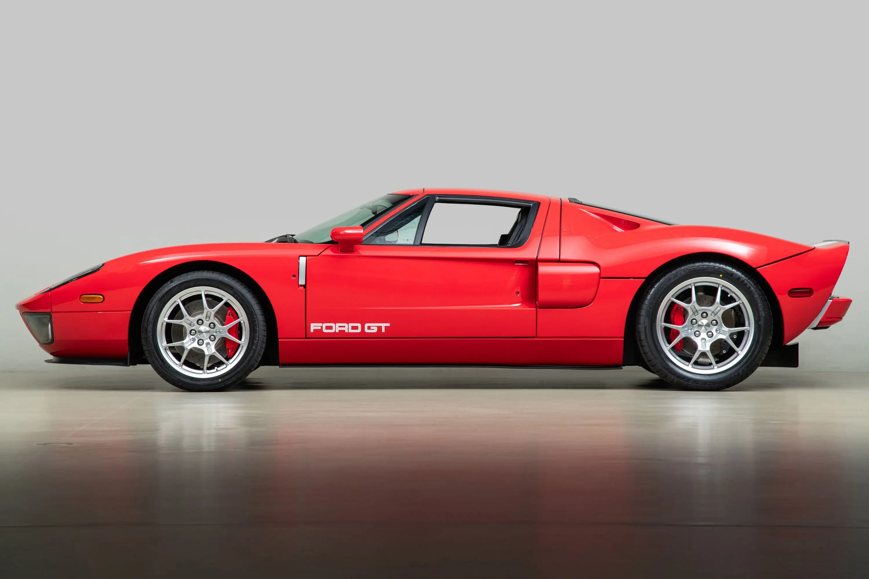 2005 Ford GT Base photo 3