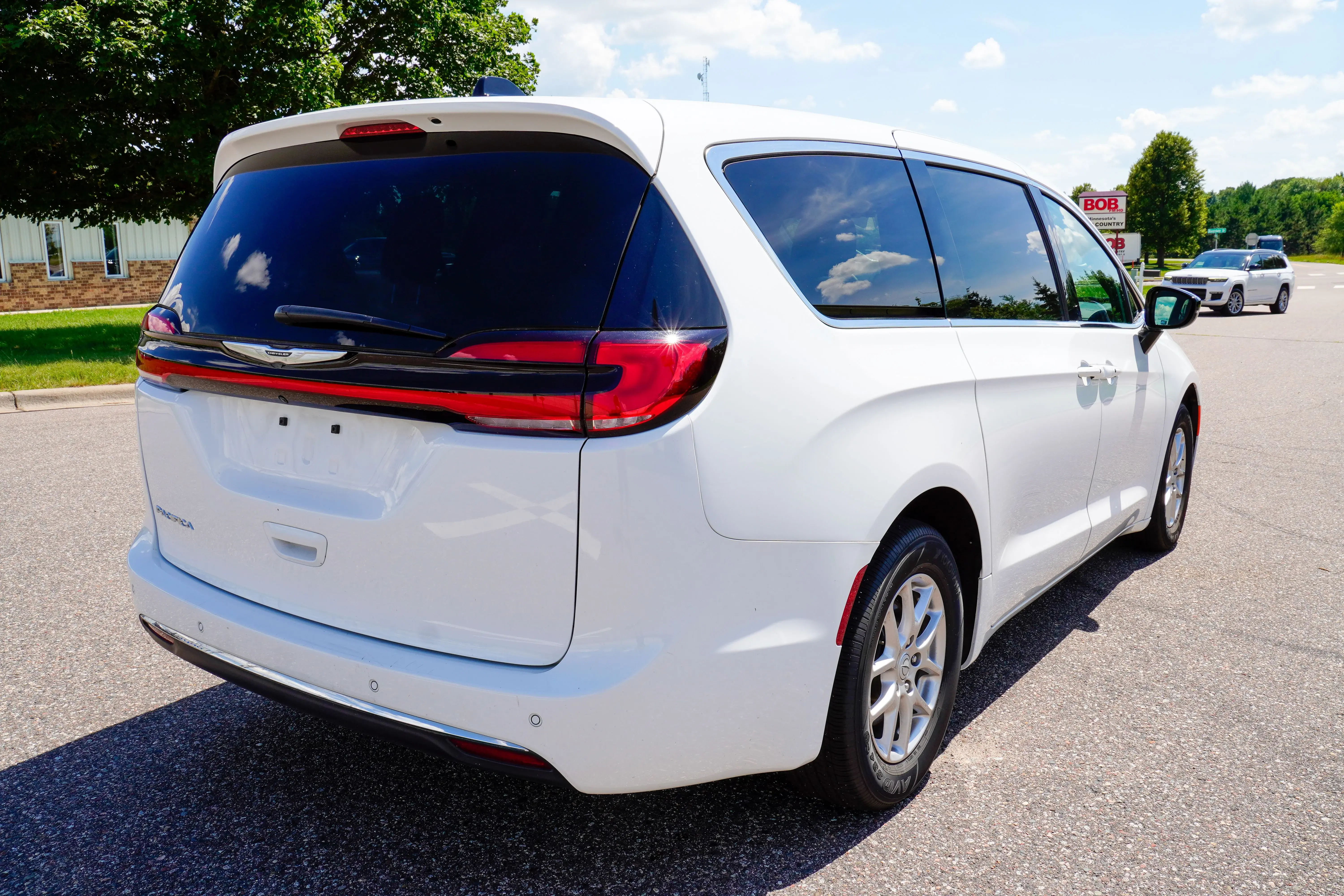 2025 Chrysler Pacifica Select photo 3