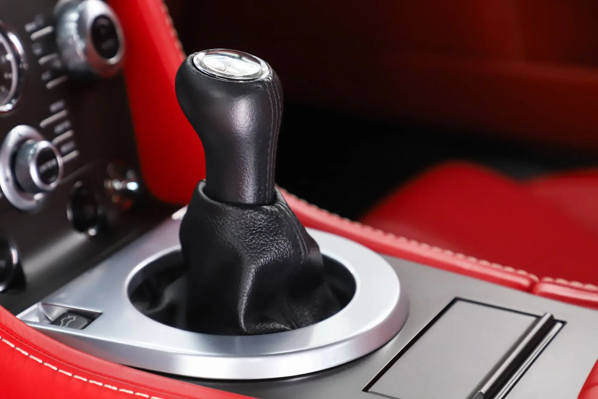 2013 Aston Martin V8 Vantage Coupe photo 4