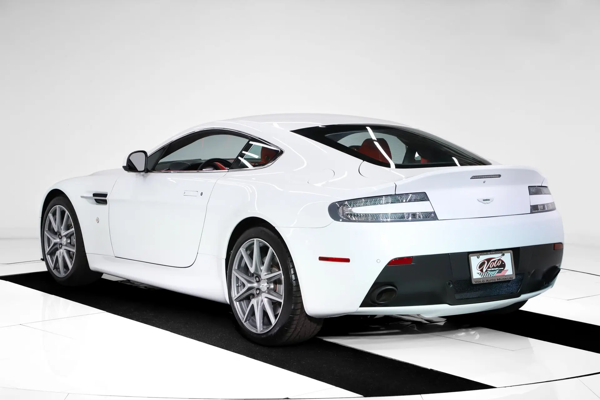 2013 Aston Martin V8 Vantage Coupe photo 5