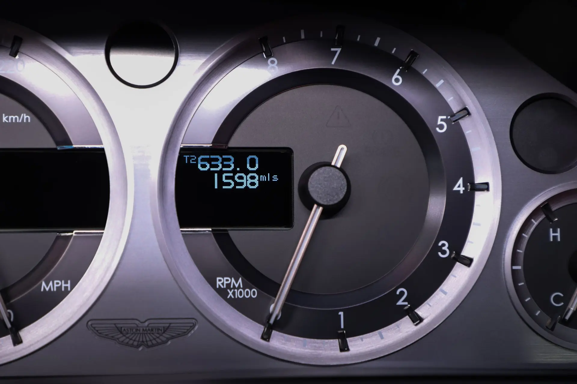 2013 Aston Martin V8 Vantage Coupe photo 3