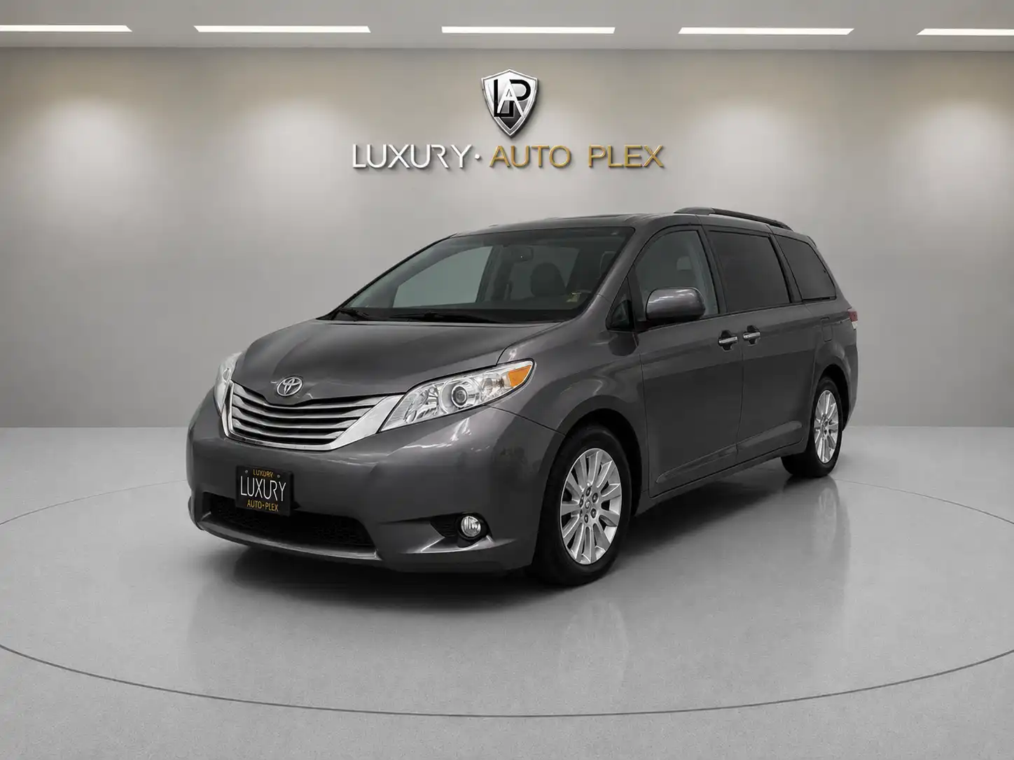 2017 Toyota Sienna XLE V6 8-Passenger's photo